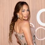 Jennifer Lopez pokazuje moc beżu i szampańskiego różu. Tak stworzyć idealną stylizację na dzień i na wieczór