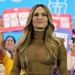 Jennifer Lopez pokochała brąz tej jesieni. Tak pojawiła się na wiecu wyborczym