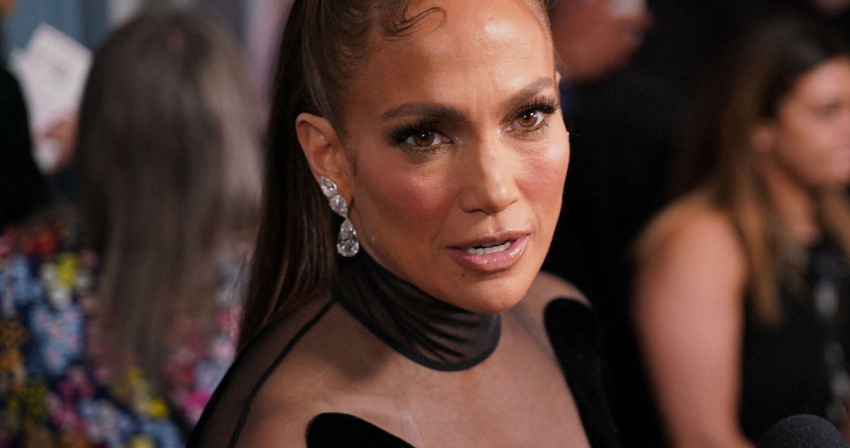 Jennifer Lopez postawiła na wciąż modną grzywkę typu curtain bangs /AA/ABACA/Abaca/East News /East News