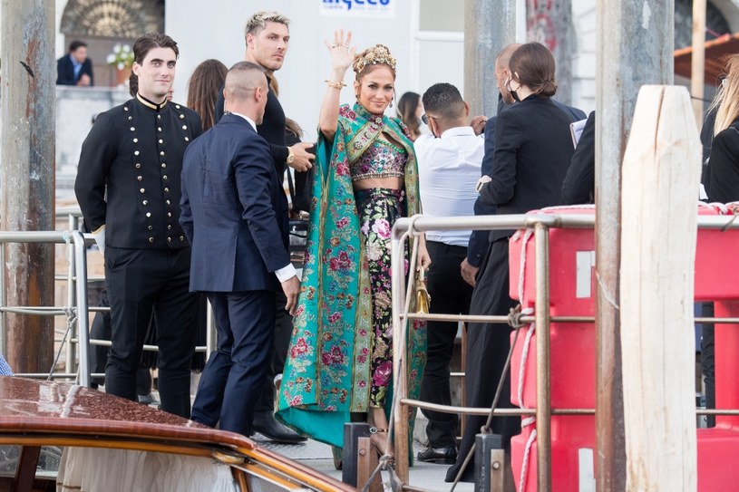 Jennifer Lopez postawiła na wzorzysty strój z peleryną /Jacopo Raule/Getty Images for Fendi /Getty Images