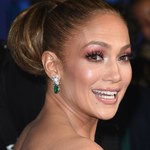 Jennifer Lopez poszła na imprezę z córką. Gwiazda odsłoniła brzuch! 