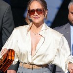 Jennifer Lopez stosuje prosty trik. Ten fason spodni optycznie wydłuża nogi