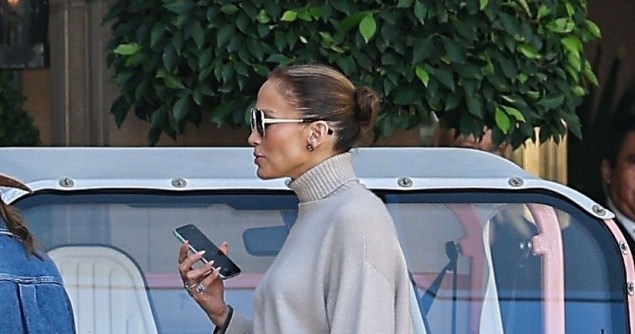 Jennifer Lopez w beżowym zestawie /BACKGRID /East News