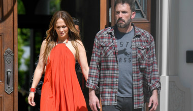 Jennifer Lopez w luźnej zwiewnej sukience na spacerze z Benem Affleckiem. Prezentowała się obłędnie!