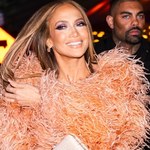 Jennifer Lopez w różu i piórach. Wyglądała olśniewająco na ulicach Nowego Jorku.