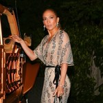 Jennifer Lopez w stylu boho. Odsłoniła ponętne nogi