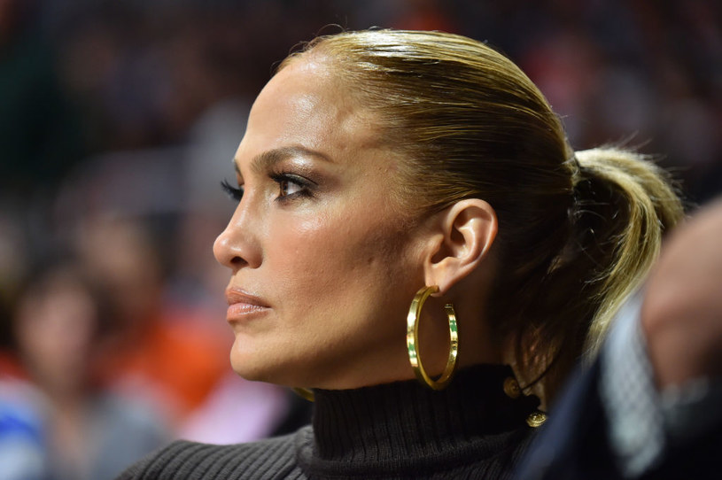 Jennifer Lopez wciąć dyktuje trendy w modzie /Eric Espada /Getty Images