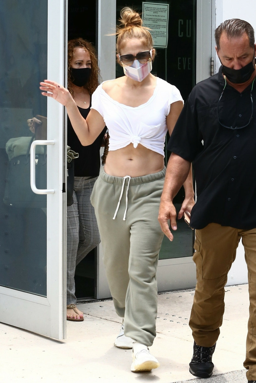 Jennifer Lopez wychodząca z siłowni z odsłoniętym brzuche /BACKGRID /East News