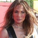Jennifer Lopez zachwyca figurą w obcisłym kombinezonie. Ikona stylu?