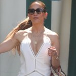 Jennifer Lopez zachwyca późnoletnią stylizacją. Biała sukienka z odkrytymi plecami to kwintesencja lata