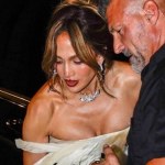 Jennifer Lopez zachwyca w Paryżu. Bufiasta spódnica i spektakularna marynarka skradły show