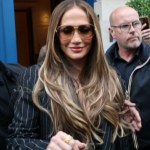 Jennifer Lopez Jennifer Lopez zachwyciła w prążkowanym garniturze. Niebieska torebka Hermès skradła show