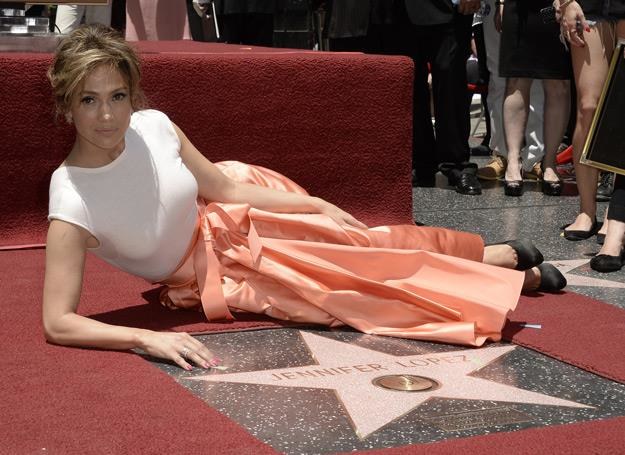 Jennifer Lopez ze swoją gwiazdą - fot. Kevin Winter /Getty Images/Flash Press Media