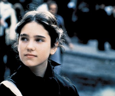 Jennifer rozpoczęła swoją karierę bardzo wcześnie. Jednak już jej początki były bardzo obiecujące. W 1984 Connelly zadebiutowała w legendarnym filmie Sergio Leone "Dawno temu w Ameryce". Występ w obrazie tak zacnego reżysera szybko zaprocentował i otworzył Jennifer drzwi do wielkiej kariery.