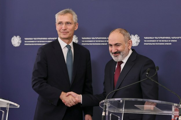 Jens Stoltenberg i Nikol Paszynian /ARMENIAN PRIME MINISTER'S OFFICE HANDOUT /PAP/EPA
