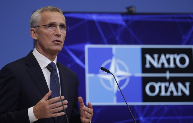 Jens Stoltenberg stwierdził, że najlepszą odpowiedzią na ogłoszenie przez Putina aneksji części terytorium Ukrainy jest kontynuacja wsparcia udzielanego Kijowowi /OLIVIER HOSLET /PAP/EPA