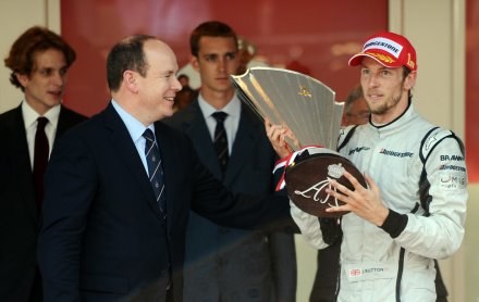 Jenson Button bardzo chce wygrać na torze w Walencji /AFP