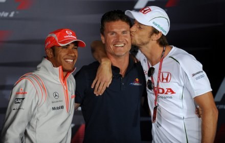 Jenson Button (całuje Davida Coultharda) nie uznaje w pełni talentu Hamiltona ( z lewej) /AFP