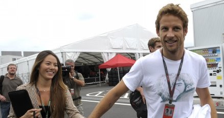 Jenson Button i dziewczyna kierowcy -  Jessica Michibata /AFP