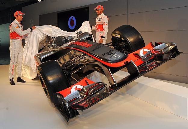 Jenson Button i Lewis Hamilton odsłaniają nowy bolid McLarena /PAP/EPA