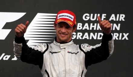 Jenson Button jest w tym roku liderem klasyfikacji kierowców /AFP