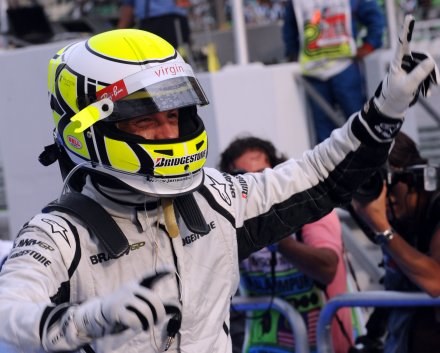 Jenson Button jeździ w bolidzie wyposażonym w podwójny dyfuzor /AFP