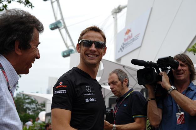 Jenson Button (na środku) uważa, że GP Singapuru to szalenie trudny wyścig /AFP