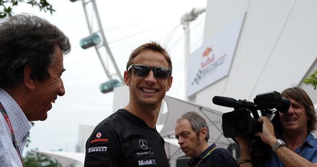 Jenson Button (na środku) uważa, że GP Singapuru to szalenie trudny wyścig /AFP