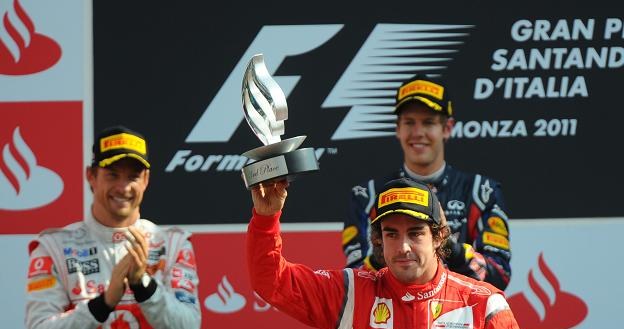 Jenson Button, Sebastian Vettel i Fernando Alonso na podium /AFP