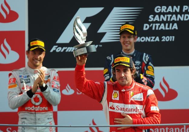 Jenson Button, Sebastian Vettel i Fernando Alonso na podium /AFP