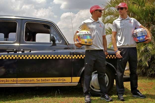 Jenson Button  (z prawej) i Lewis Hamilton /AFP