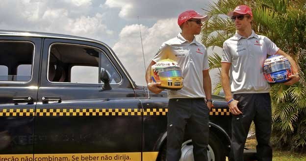 Jenson Button  (z prawej) i Lewis Hamilton /AFP