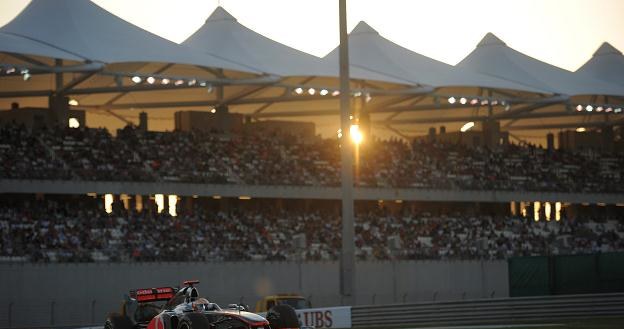 Jenson Button z zespołu McLaren Mercedes na torze Yas Marina /AFP