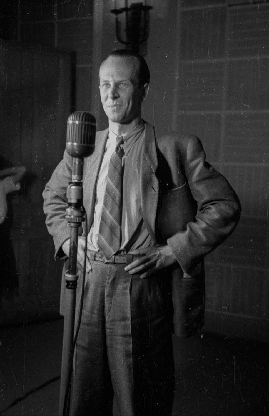 JeremI Przybora w studiu Polskiego Radia na zdj. z 1948 r. /Stanisław Dąbrowiecki/CAF /PAP