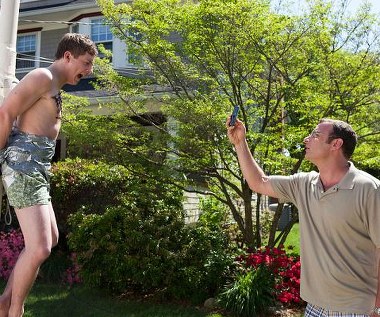 Jeremy Allen White i Liev Schreiber w scenie z filmu "Movie 43"