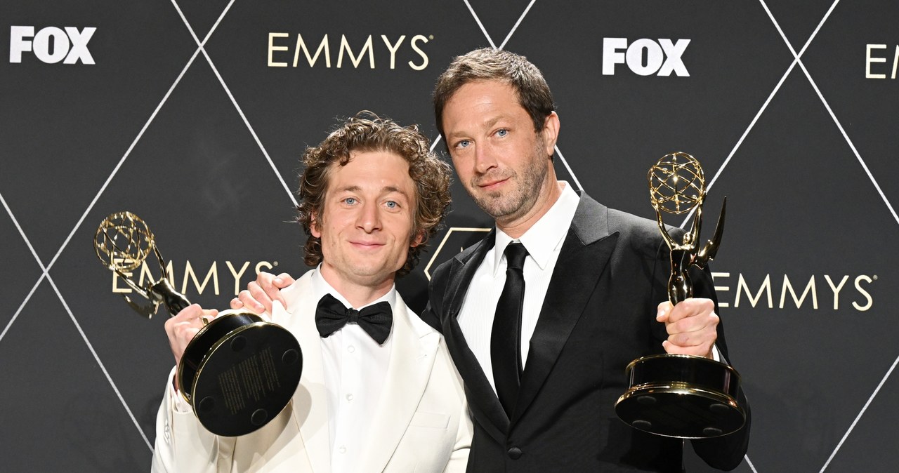 Jeremy Allen White (z lewej) oraz Ebon Moss-Bachrach (z prawej) z wygranymi statuetkami Emmy za serial "The Bear" /Gilbert Flores /Getty Images