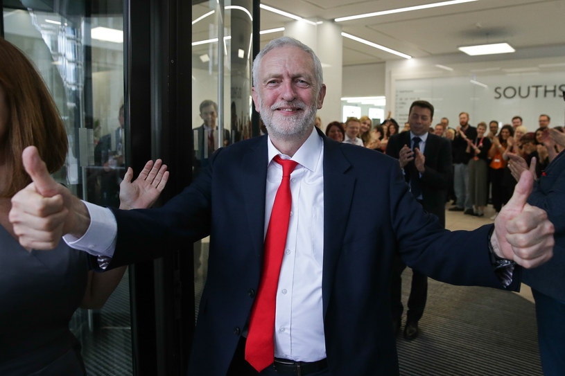 Jeremy Corbyn świętuje ponad 40-procentowe poparcie w wyborach /AFP