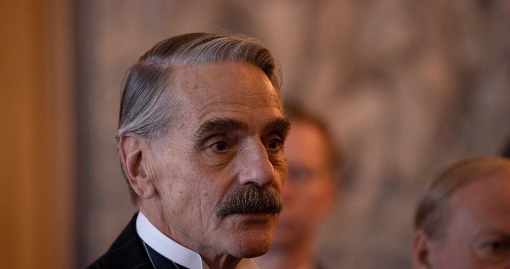 Jeremy Irons jako Neville Chamberlain /materiały prasowe