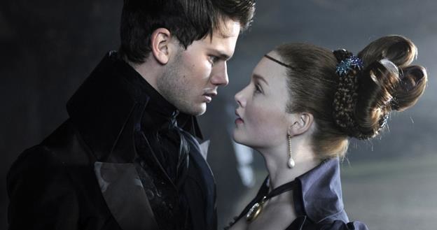 Jeremy Irvine i Holliday Grainger w scenie z filmu Mike'a Newella /materiały dystrybutora