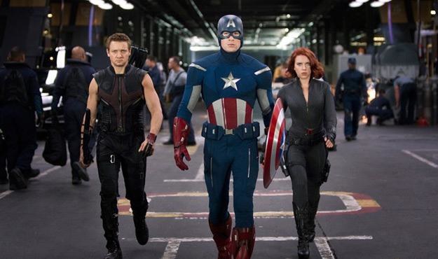 Jeremy Renner, Chris Evans i Scarlett Johansson w filmie "Avengers" /materiały dystrybutora