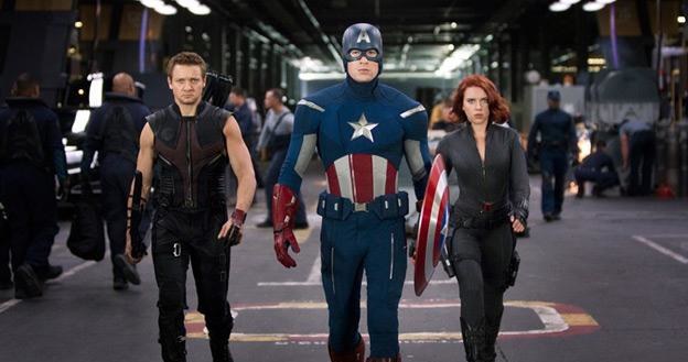 Jeremy Renner, Chris Evans i Scarlett Johansson w filmie "Avengers" /materiały dystrybutora