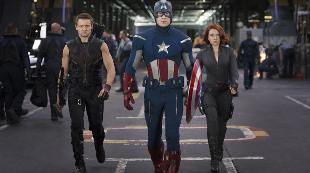 Jeremy Renner, Chris Evans i Scarlett Johansson w scenie z filmu "Avengers 3D" /materiały dystrybutora
