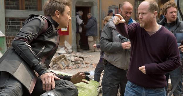 Jeremy Renner dostawał masę wskazówek od Jossa Whedona na planie filmu "Avengers: Czas Ultrona" /The New York Times