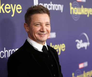 Jeremy Renner po tragicznym wypadku staje na nogi