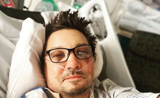 Jeremy Renner pozdrawia ze szpitalnego łóżka