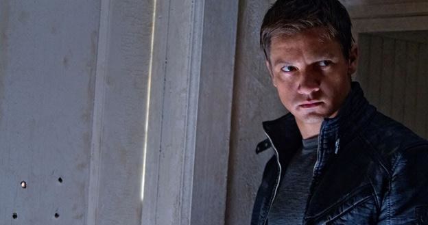 Jeremy Renner w scenie z filmu "Dziedzictwo Bourne'a" /materiały dystrybutora