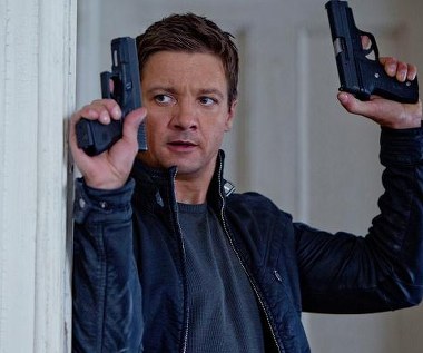 Jeremy Renner w scenie z filmu "Dziedzictwo Bourne'a"