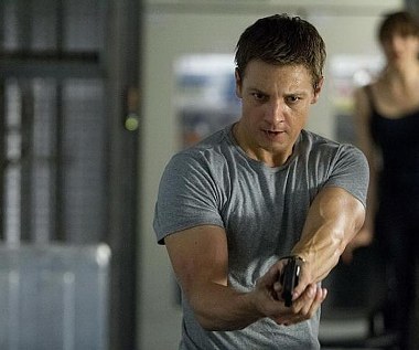 Jeremy Renner w scenie z filmu "Dziedzictwo Bourne'a"