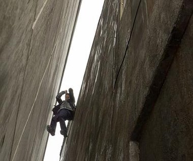 Jeremy Renner w scenie z filmu "Dziedzictwo Bourne'a"