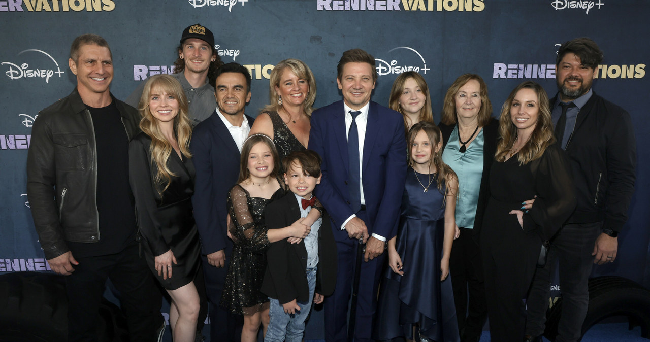 Jeremy Renner z bliskimi na premierze "Rennervations" /Cover Images/East News /East News